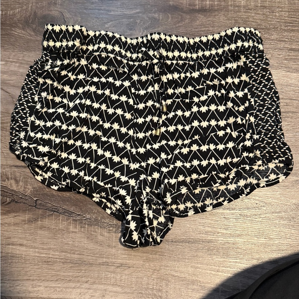 Beach Black and white Women's Shorts